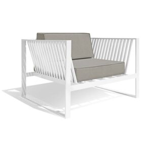 Poltrona Valência elaborada em alumínio com tratamento próprio para área externa.